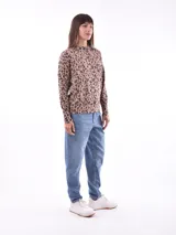 Sweater de tejido de punto con estampado animal print de leopardo en tonos beige, negro y marrón.