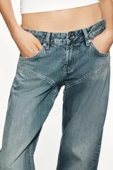 Jeans de tiro bajo y corte straight, color azul con efecto deslavado y costuras decorativas en la parte delantera.