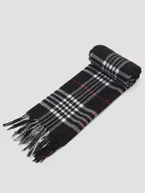 Bufanda tejida con diseño de cuadros escoceses en tonos negro, blanco y gris, con líneas finas en rojo y terminaciones con flecos en los extremos.