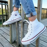 Zapatillas Converse Chuck Taylor All Star Hi, color blanco, de caña alta, con cordones y suela de goma.