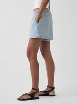 Short jogger de diseño rayado en tonos celeste y blanco, con cintura elástica ajustable mediante cordón y bolsillos laterales.