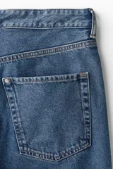 Bermuda de cinco bolsillos en denim de algodón grueso. Modelo de cintura estándar con cierre y botón, y piernas de corte relajado.