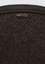 Neceser de mano de tejido de fibra natural con detalles en cuero sintético marrón oscuro, forma semicircular, cierre de cremallera y asa de muñeca.