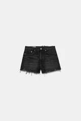 Short de denim tiro medio con trabillas, cinco bolsillos, diseño roto y bajo sin costuras. Cierre frontal con cremallera y botón metálico.