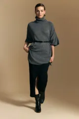 Falda midi de punto con diseño acanalado, corte ajustado y tajo frontal.