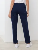 Pantalón jogger de algodón color azul marino, con pretina elastizada y diseño cómodo de corte recto.