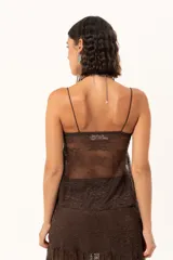 Top de encaje color chocolate con breteles finos, diseño con frunce central y terminación en punta en el ruedo.