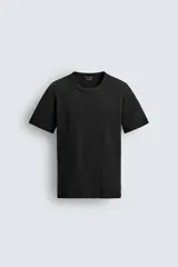 Camiseta de punto con textura acanalada, corte slim fit, cuello redondo y manga corta. Confeccionada en mezcla de algodón con elasticidad y acabado con efecto lavado.
