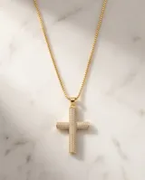 Cadena de acero con baño de oro y dije de cruz en bronce dorado con incrustaciones de circonias.