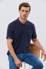Remera polo de manga corta en color azul melange, con cuello camisero, cierre frontal de dos botones y pequeño bordado en el pecho.