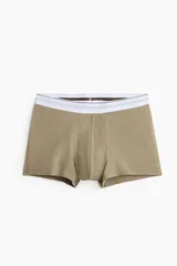 Pack de tres calzoncillos tipo trunk, confeccionados en punto elástico de algodón con tecnología Lycra® Xtra Life™. Incluye un par color beige, uno gris jaspeado y uno verde oliva, todos con cintura elástica blanca con franjas grises y parte delantera forrada.
