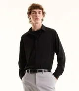 Camisa de manga larga color negro, con cuello inglés y abotonado frontal. Confeccionada en tejido piqué de poliamida y elastano, con tecnología performance que ofrece elasticidad, secado rápido y menor arrugado.