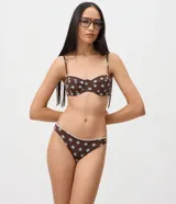 Top de bikini media copa con aro, confeccionado en poliamida con estampado Sunshine Icon de motivos geométricos celestes sobre fondo marrón, breteles finos regulables y detalle de costuras en contraste.