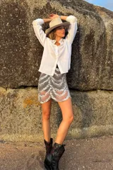 Minifalda de tul y lentejuelas plateadas con diseño de escamas, forro corto y corte en ondas en el dobladillo.