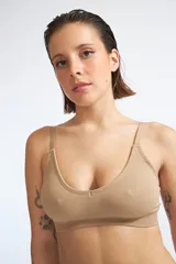 Sostén color negro, con breteles finos y espalda deportiva.