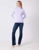 Polera de cuello alto y manga larga, confeccionada en tejido de punto fino con acabado suave. Presenta un diseño ajustado con detalle de tajo en los puños.