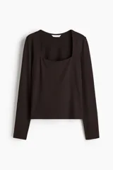 Top entallado en punto suave con escote cuadrado y mangas largas, color marrón oscuro.