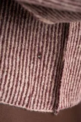 Polera de punto acanalado con cuello alto, diseño holgado y mangas largas con corte raglán.