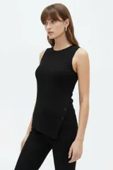 Musculosa de algodón negra con cuello redondo y breteles anchos, diseño ajustado al cuerpo y detalle de botones en el lateral con dobladillo asimétrico.