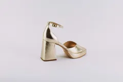 Sandalias de cuero negro con plataforma y tacón cuadrado. Tienen pulsera con hebilla al tobillo.