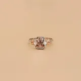 Anillo de plata con apliques de oro, con forma de abeja en el centro.