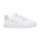 Championes urbanos Puma modelo Cali Court Match, color blanco con detalles en beige claro en el talón y la puntera. Presentan una suela de plataforma robusta y diseño minimalista con el logo de la marca en el lateral y la lengüeta.