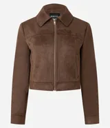 Campera de gamuza sintética color marrón, con cuello solapa, cierre frontal de cremallera y bolsillos laterales. Presenta un corte corto y recto (boxy fit).