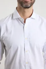 Camisa blanca de vestir, de manga larga y corte clásico.