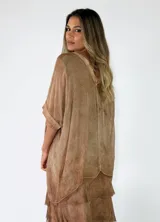 Blusa de viscosa color mostaza, con escote en V, mangas cortas holgadas y diseño amplio.