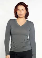Camiseta gris de modal con escote en V y mangas largas.