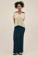 Falda larga tejida en algodón color azul marino, con cintura elastizada.