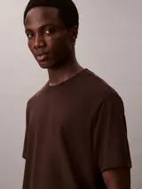 Remera de algodón de corte regular y cuello redondo, con logo de la marca bordado discretamente en el pecho.