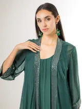 Kimono corto de seda italiana color verde inglés, con mangas 3/4 y detalles de paillettes brillantes en la solapa y los puños.