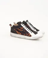 Zapatillas de cuero con estampado animal print, forro de felpa y aplique lateral en forma de estrella.