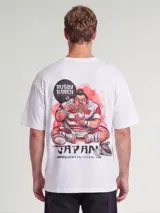 Remera blanca de manga corta y cuello redondo, de corte oversize, con gran estampado en la espalda de estilo japonés que representa a un jugador de rugby comiendo ramen.