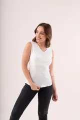 Musculosa básica de algodón, color blanco, con escote en V y diseño ajustado.
