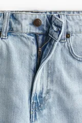 Bermudas de cinco bolsillos en denim de algodón rígido, con talle alto y cierre de cremallera con botón.