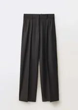 Pantalón de vestir de corte wide leg, tiro alto, con diseño de pinzas frontales, trabillas para cinturón, bolsillos laterales y bolsillos de ribete en la parte posterior.
