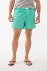 Short de baño azul con estampado de flamencos.