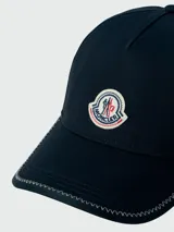 Gorra de baseball Moncler color negro, con costuras decorativas en zigzag en el borde de la visera y ajuste posterior.