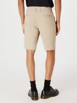 Bermuda de corte recto estilo chino, confeccionada en lino, con ruedo doblado y cierre frontal.