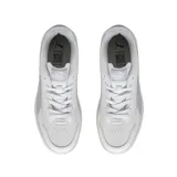 Championes Puma modelo Court Lally Skye, de diseño urbano con plataforma. Presenta una base blanca con detalles en color lila en la franja lateral, el talón, la lengüeta y la suela.