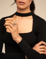 Anillo plateado con hendidura y logo grabado, de diseño moderno y artesanal.