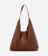 Cartera hobo grande de poliuretano color verde militar, con diseño slouchy, base estructurada y una única asa larga para llevar al hombro. Cuenta con cierre de botón a presión y amplio compartimento interior.