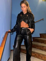 Campera corta de cuero sintético negro con textura croco, cierre frontal y cuello clásico.