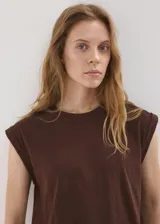 Camiseta marrón de corte recto, con cuello redondo, hombreras y diseño de manga corta.
