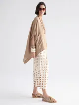 Remera beige de lino, corte amplio, con cuello redondo y bolsillo en el pecho.