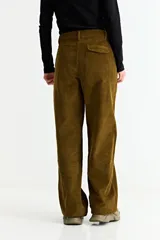 Pantalón de pana de corte wide leg, color verde oliva, con cierre frontal y bolsillos laterales.