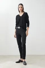 Sweater de punto color verde con escote en V y mangas largas.