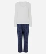 Pijama de dos piezas compuesto por una blusa de manga larga con escote en V y botones frontales, y un pantalón largo con cintura elástica y estampado floral.